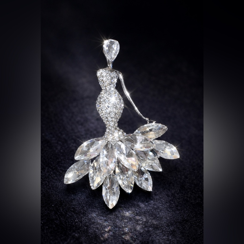 Elegant Silver Crystal Brooch - Picture 1 of 4